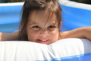 Ab welcher Temperatur darf ein Baby im Pool bzw. Planschbecken baden und was gilt es grundsätzlich zu beachten?